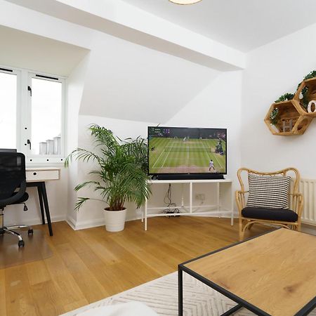 Lovely Apartment In Victoria Park Village Londres Exterior foto