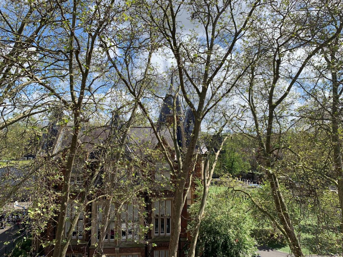 Lovely Apartment In Victoria Park Village Londres Exterior foto
